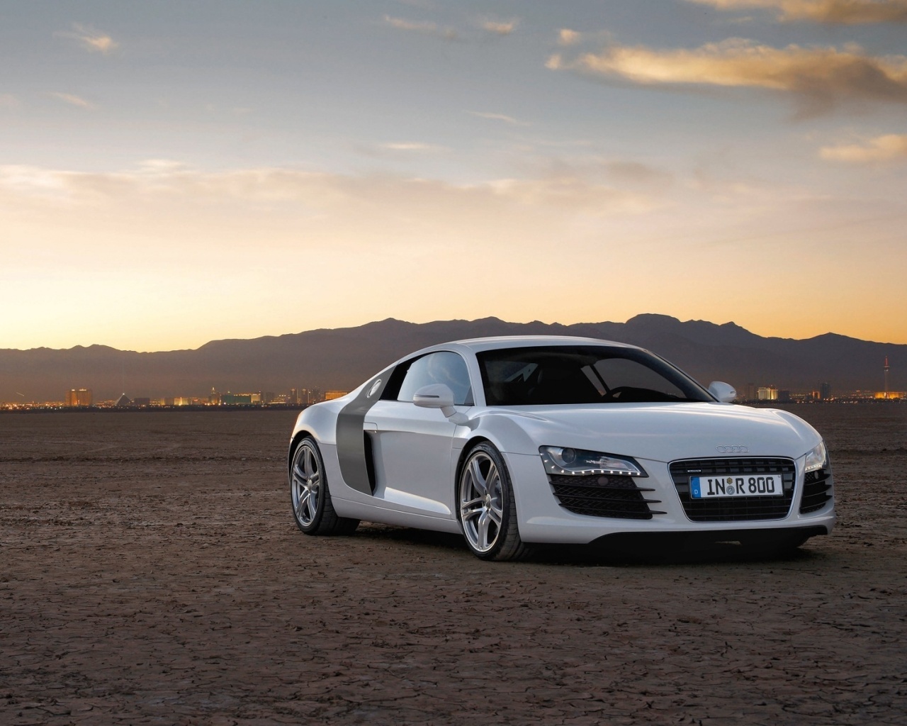Белоснежная Ауди Р8 в пустыне обои