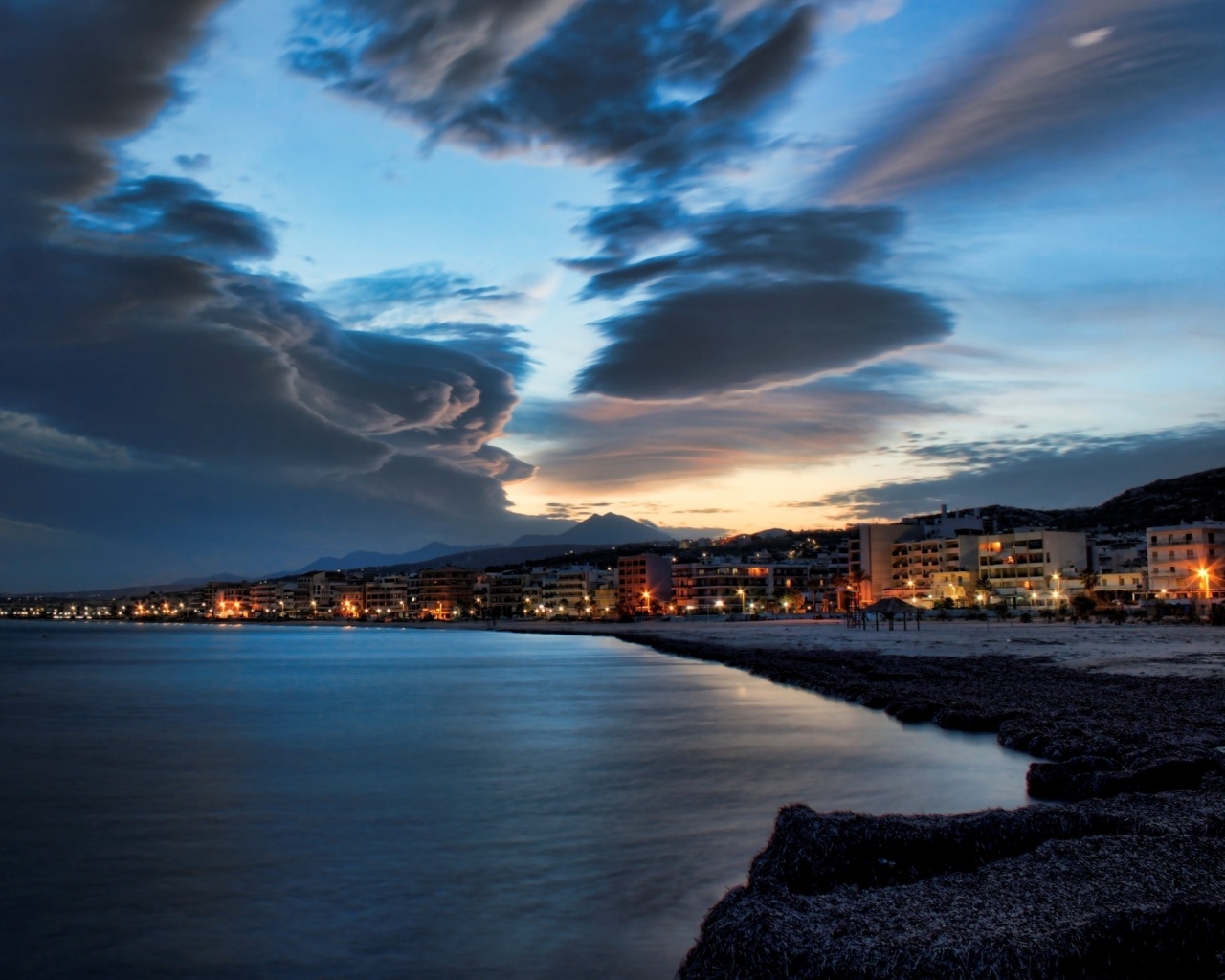 Красивый закат над городом у моря обои