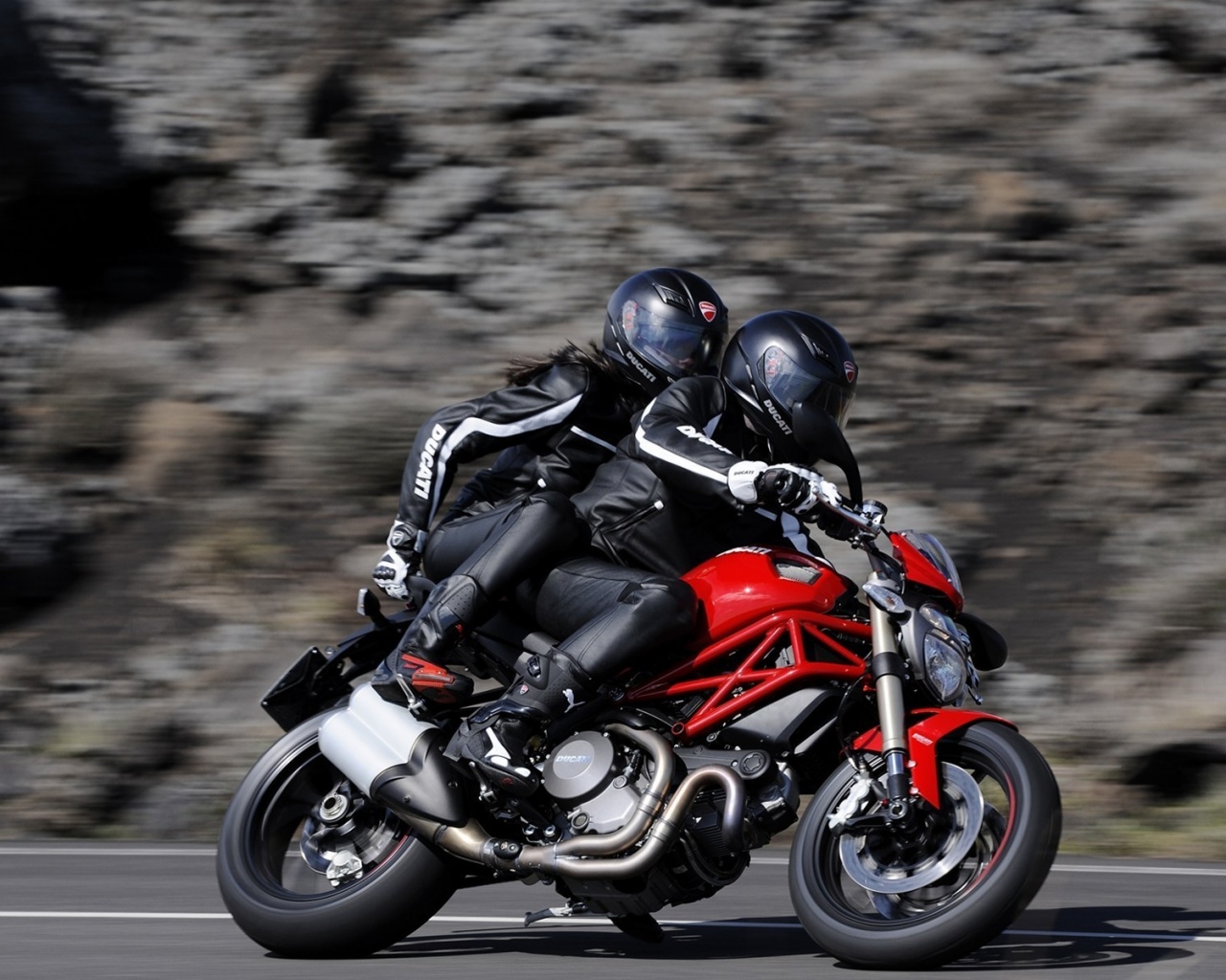 Байкер с девушкой на мотоцикле обои