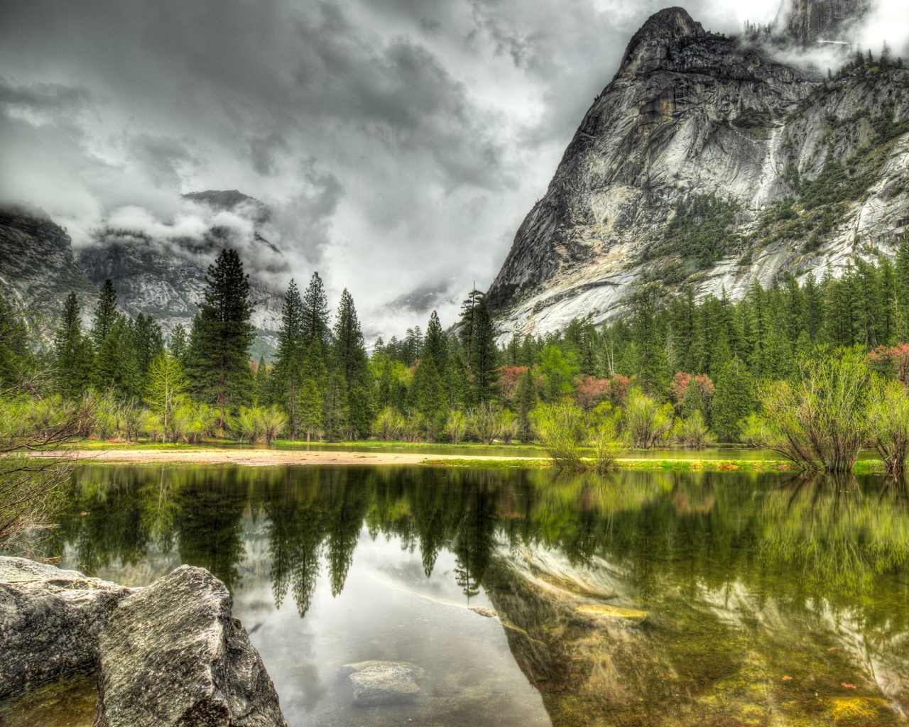 Красивый вид на маленькое горное озеро обои