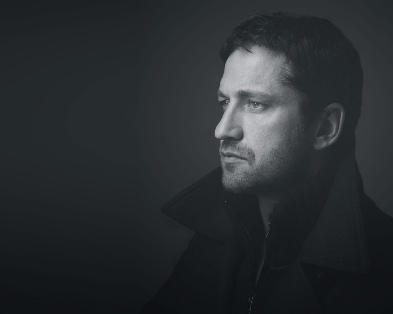 Джерард Батлер на темном фоне обои