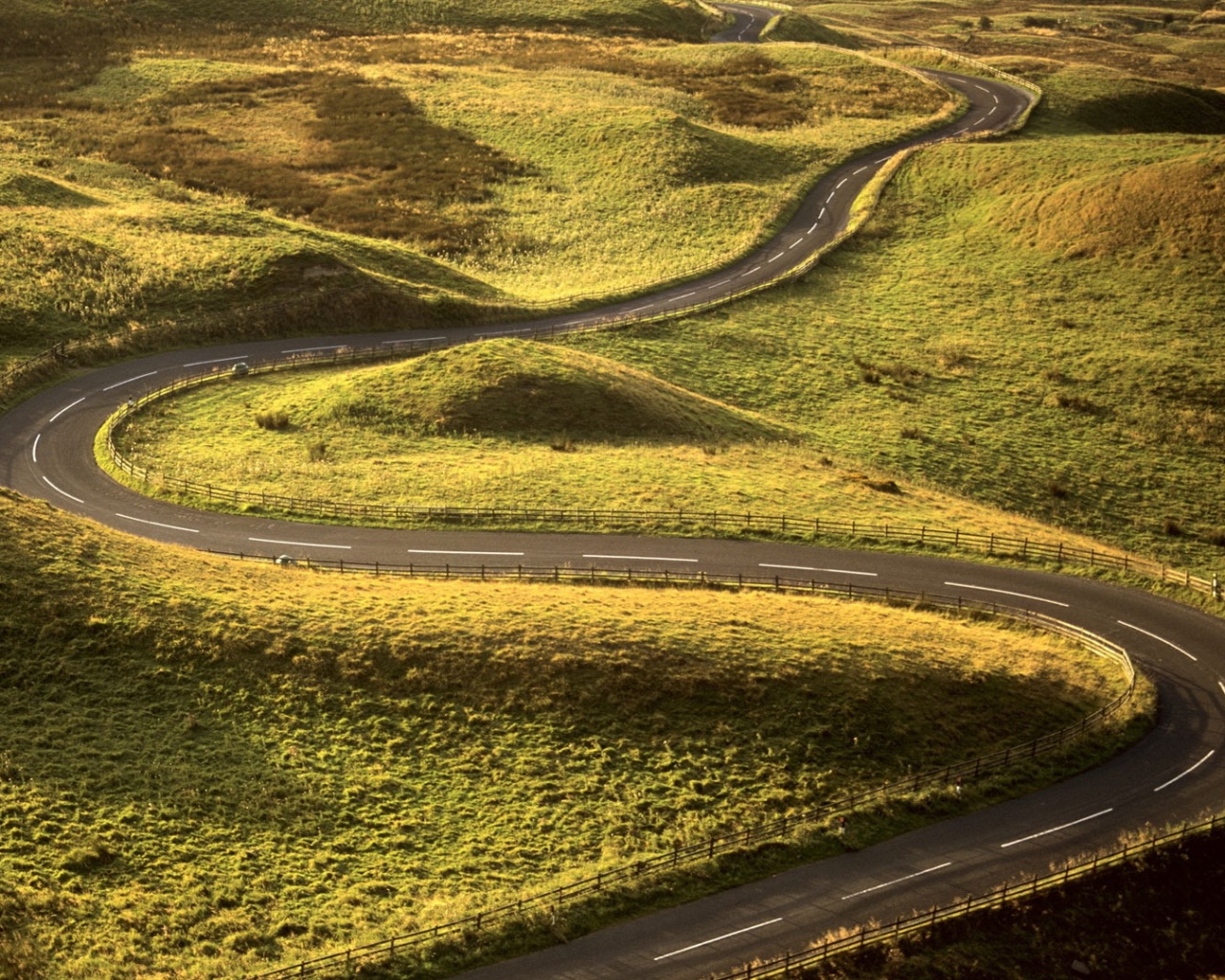 Дорога петляет меж холмов обои
