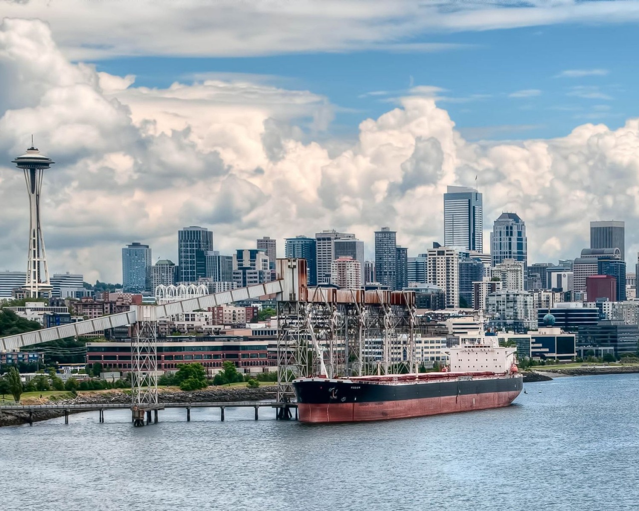 Баржа в ожидании отплытия обои