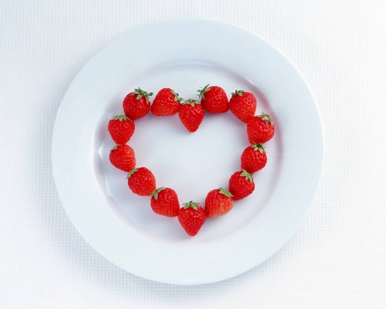 Тарелка с сердечком из клубники обои