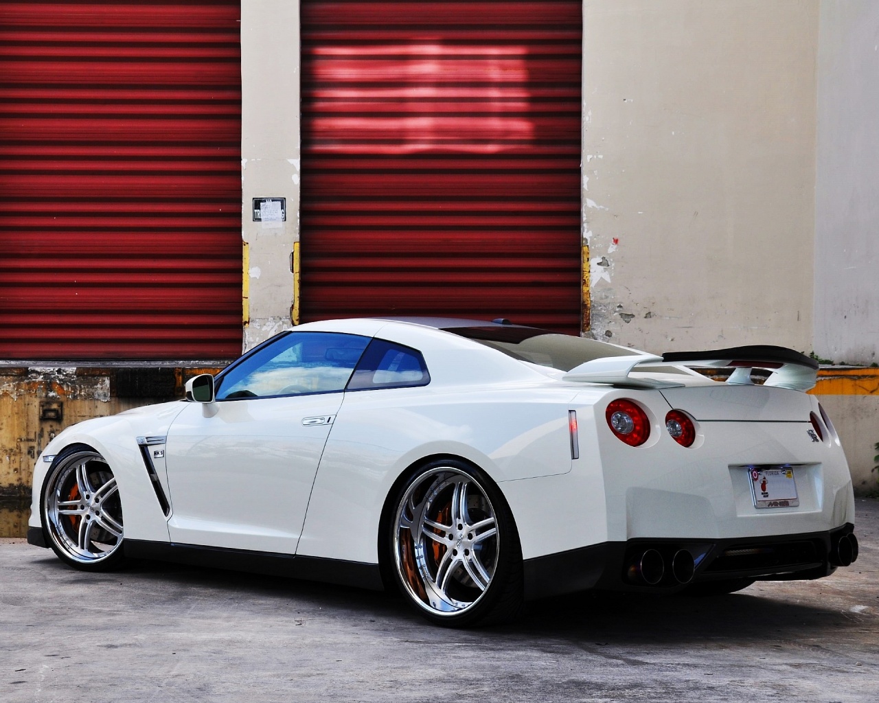 Спортивный Nissan обои