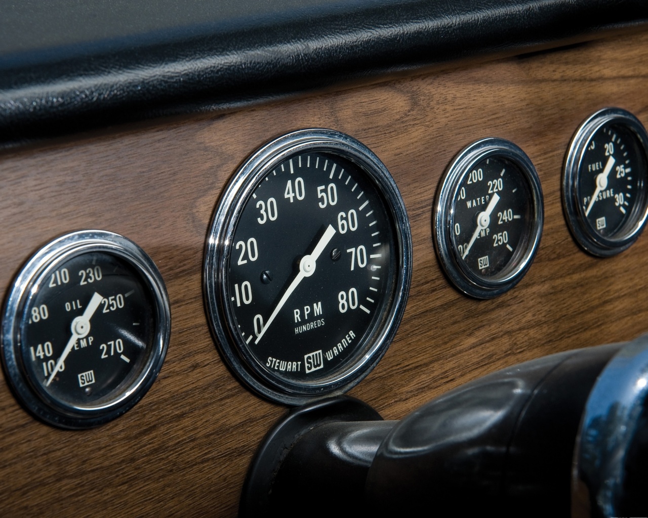 Приборная панель автомобиля Dodge обои