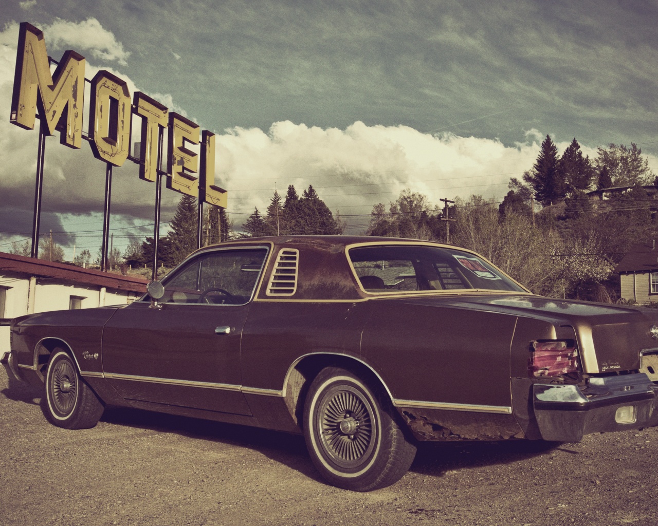 Олдскульный Dodge около мотеля обои