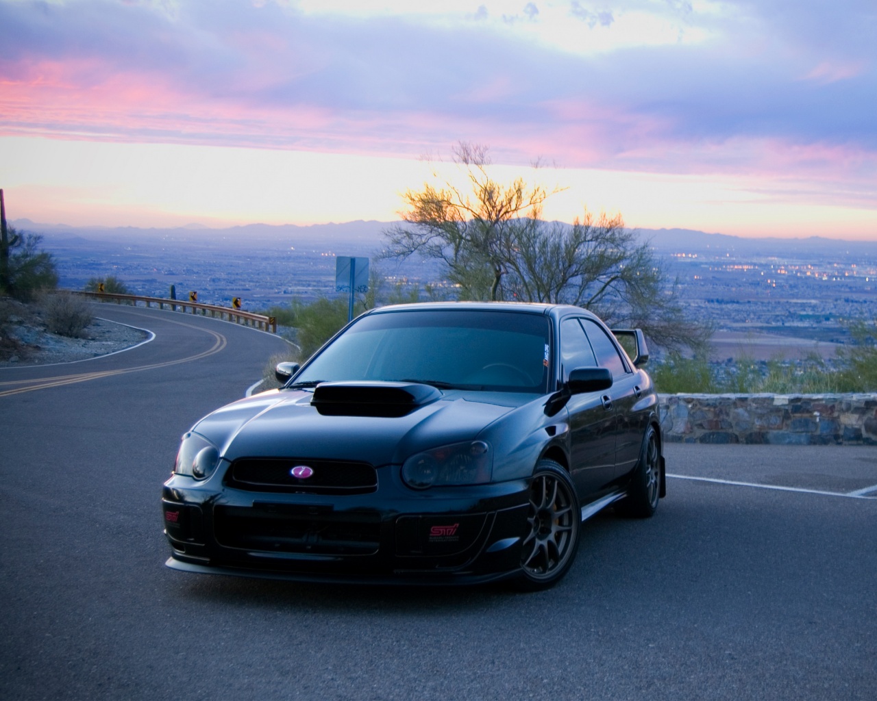 Субару на смотровой алощадке в горах обои