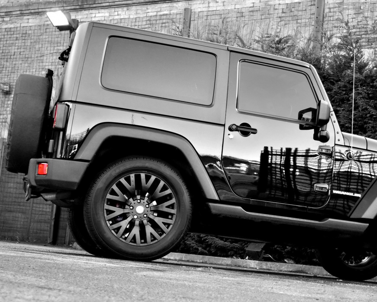 Черный внедорожник обои