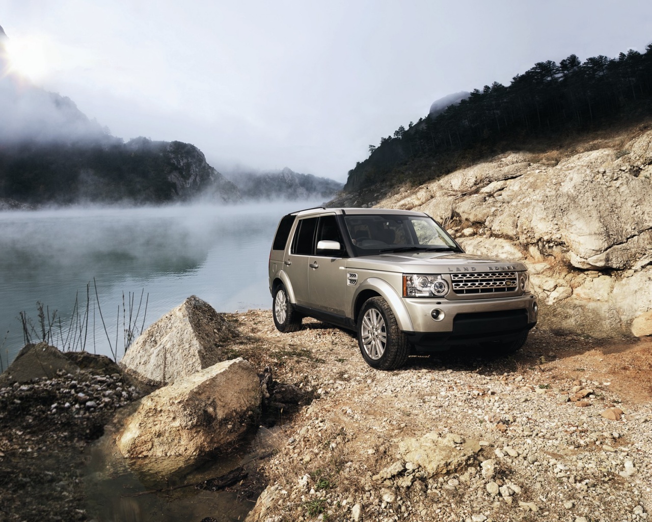 Range rover в горах у реки обои