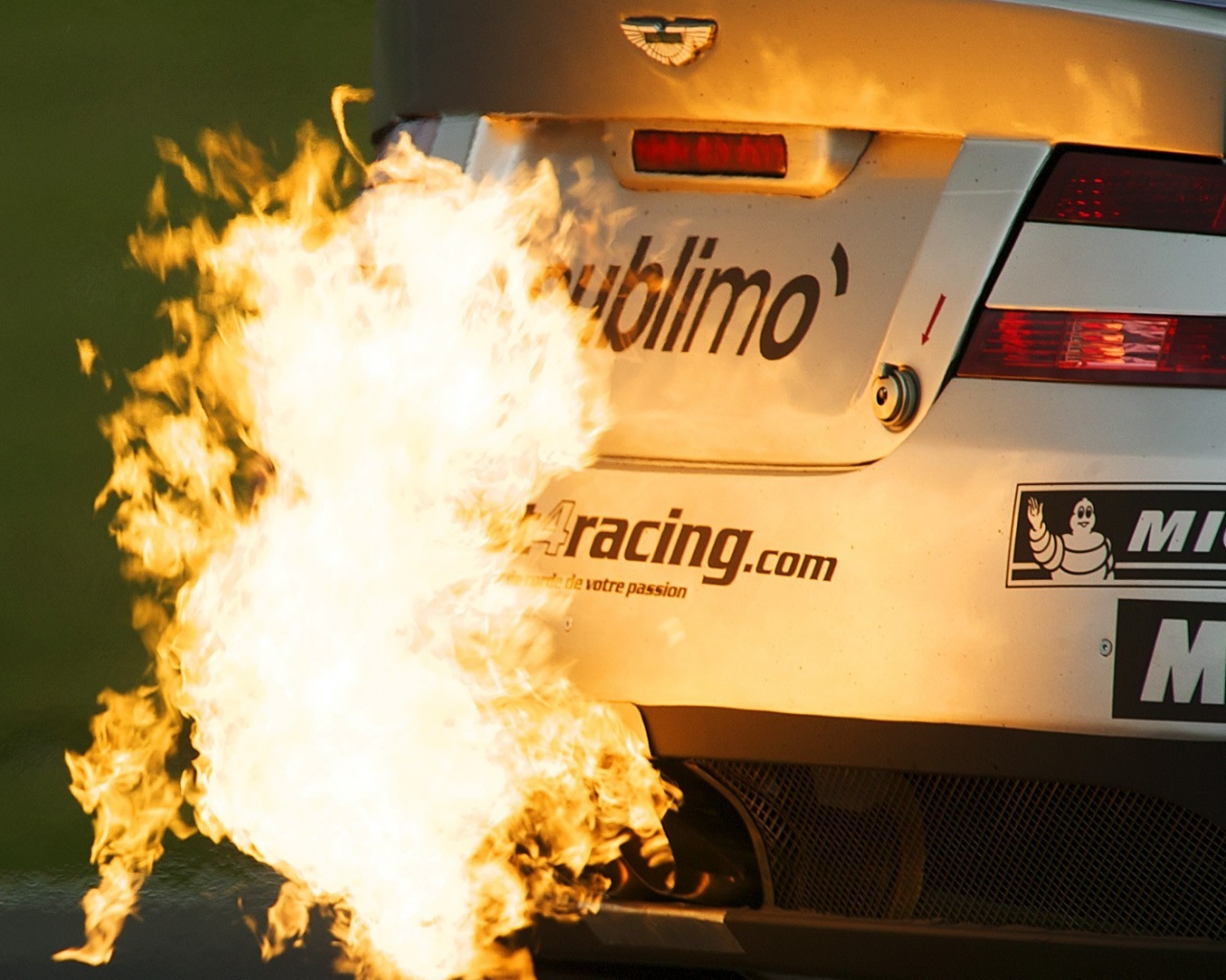 Огонь из выхлопной трубы гоночного Aston Martin обои