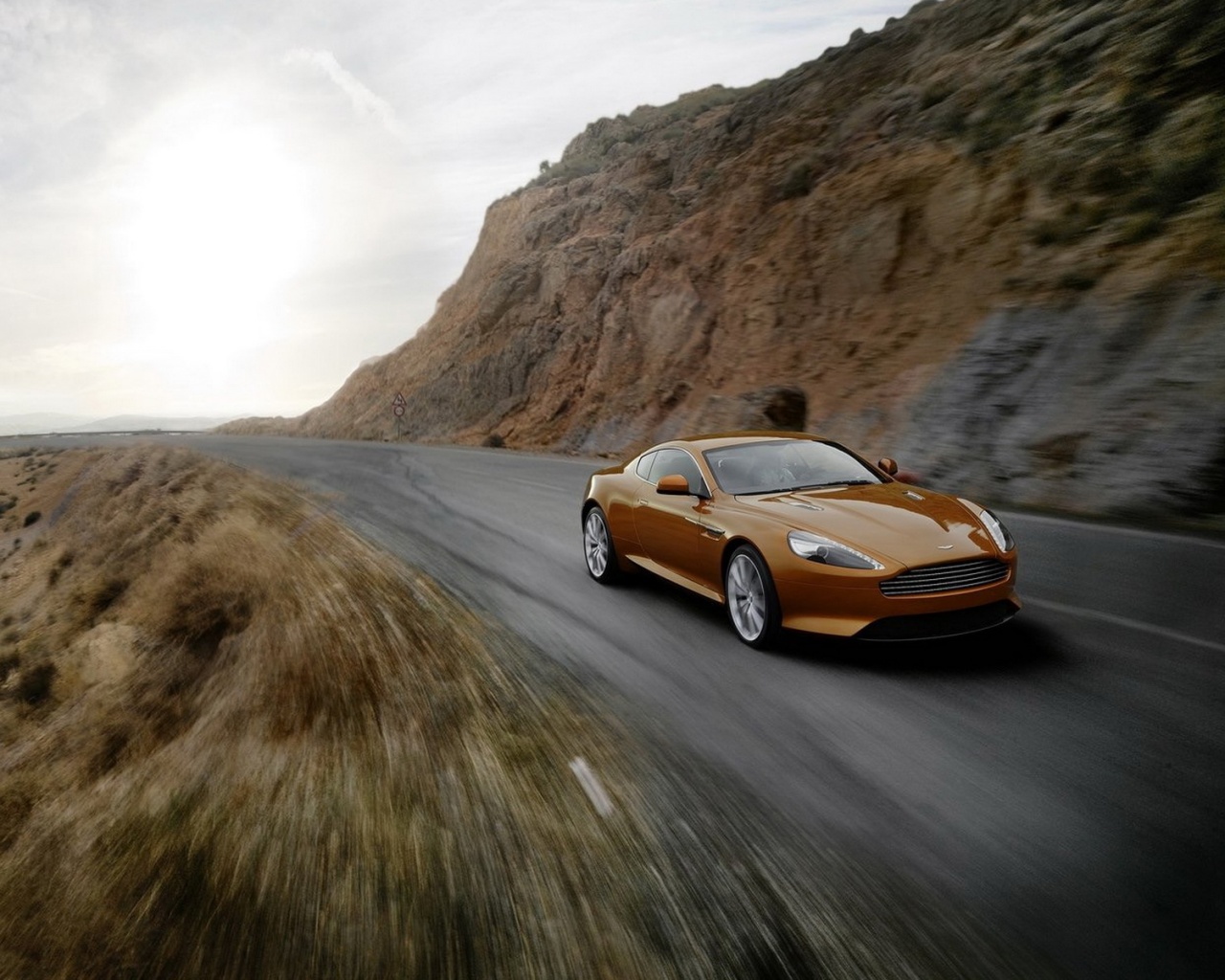 Aston Martin в горах обои