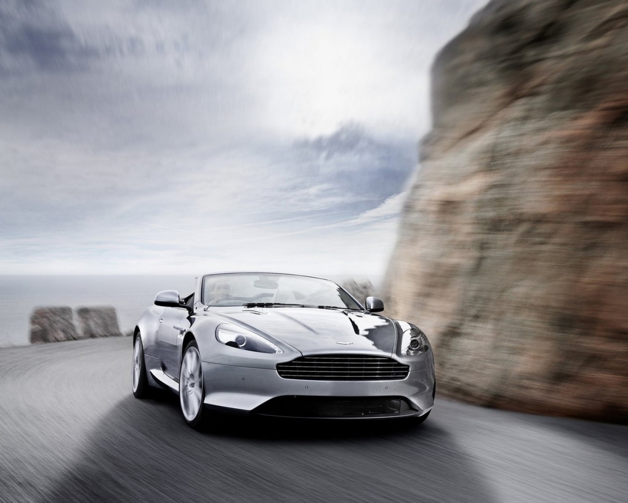 Aston Martin на повороте обои