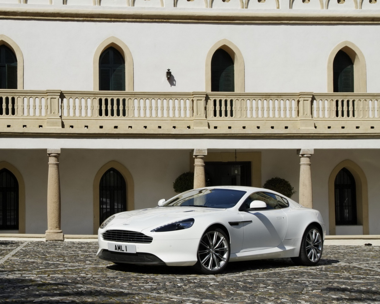 Астон Мартин в дворике дома обои