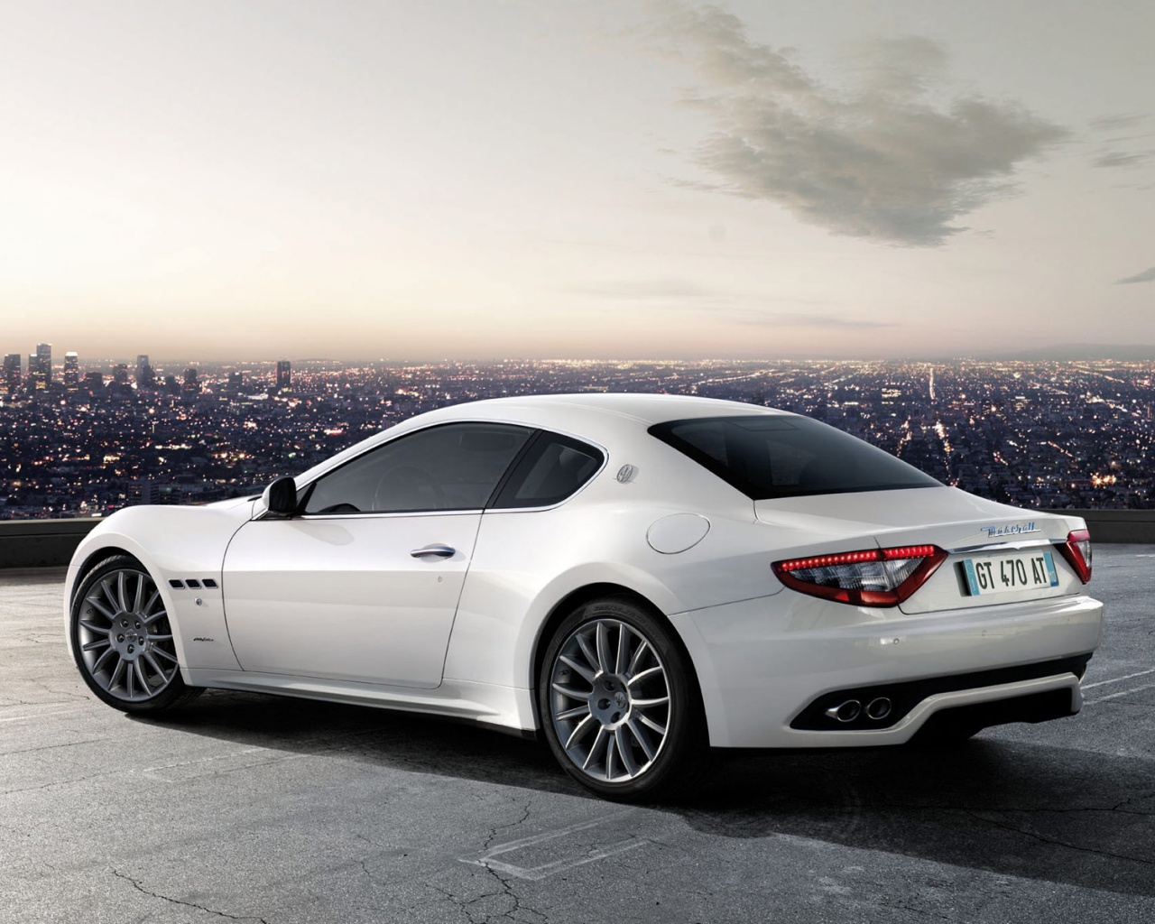 Maserati Granturismo на фоне города обои