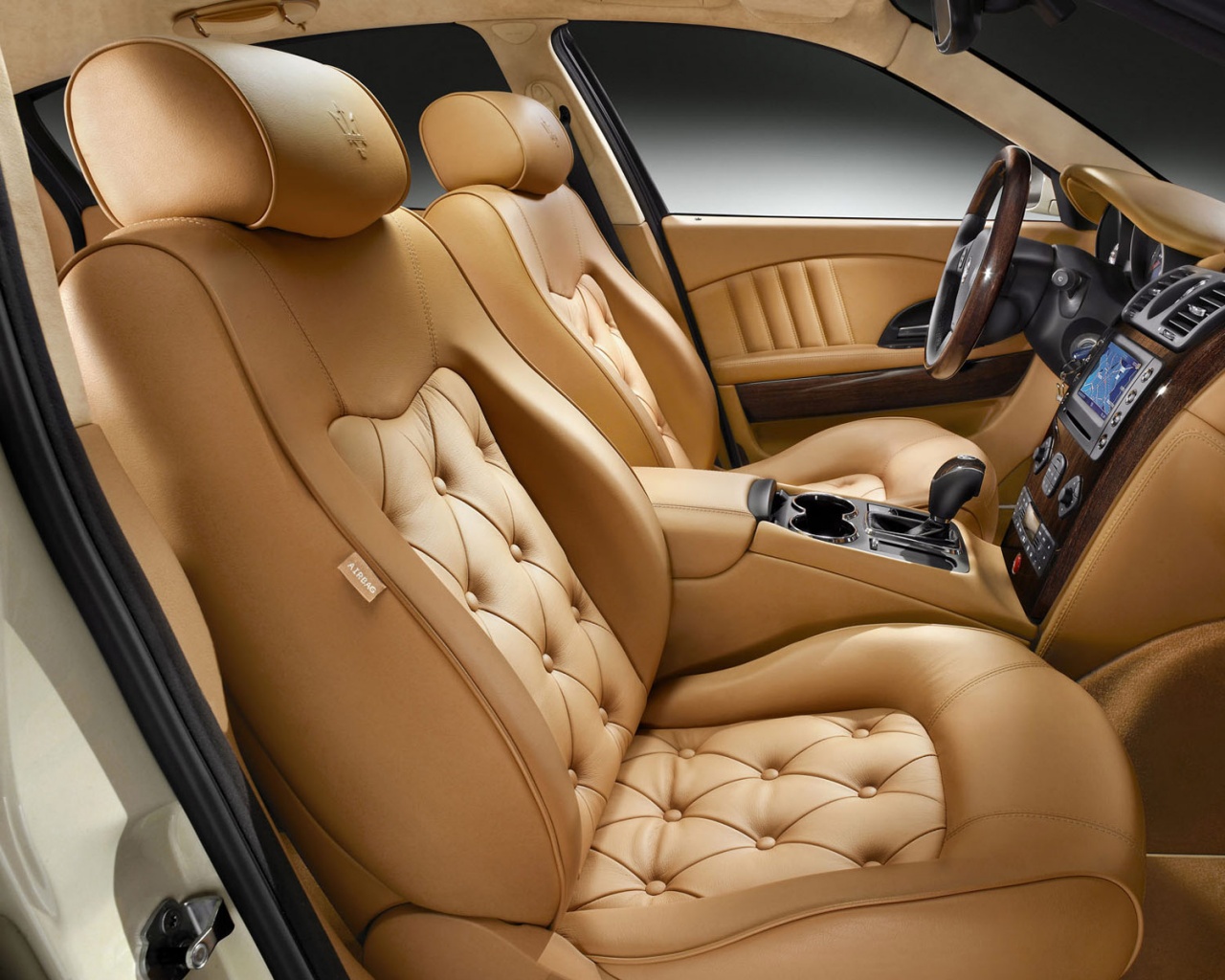 Салон Maserati обои