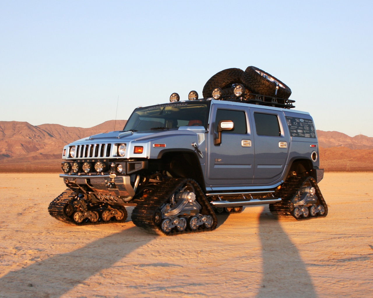 Hammer на гусеницах обои