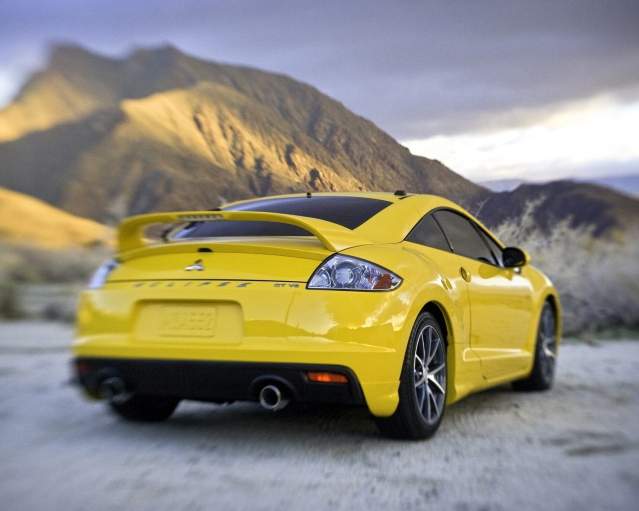 Mitsubishi в горах обои