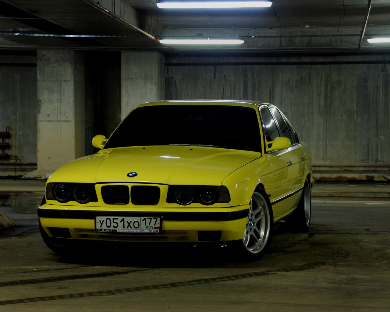 BMW M5 на стоянке обои