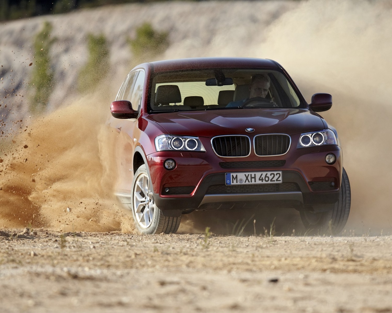 Кроссовер BMW в заносе обои