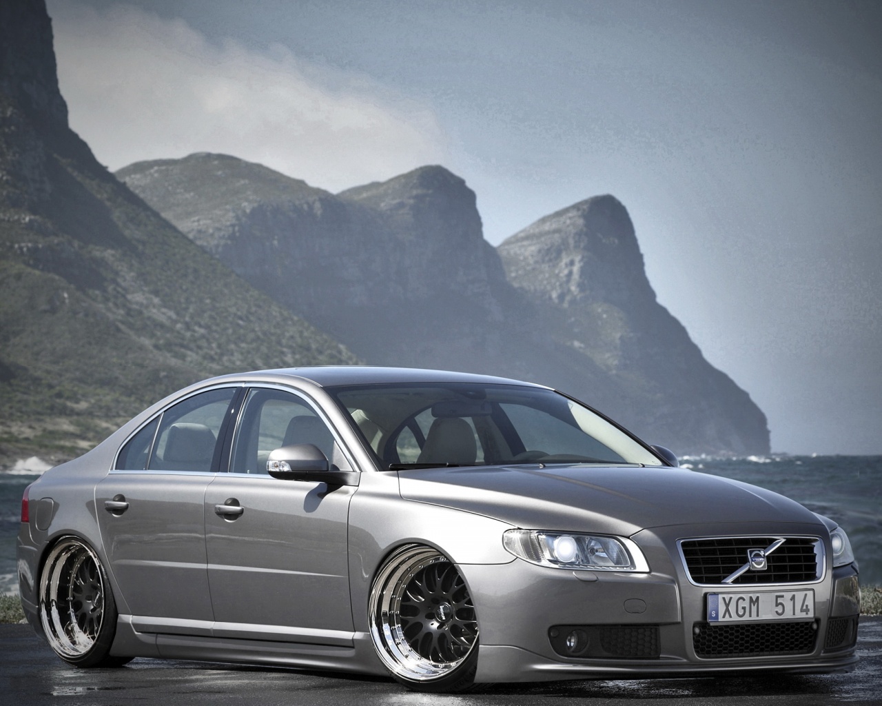 Вольво на берегу обои