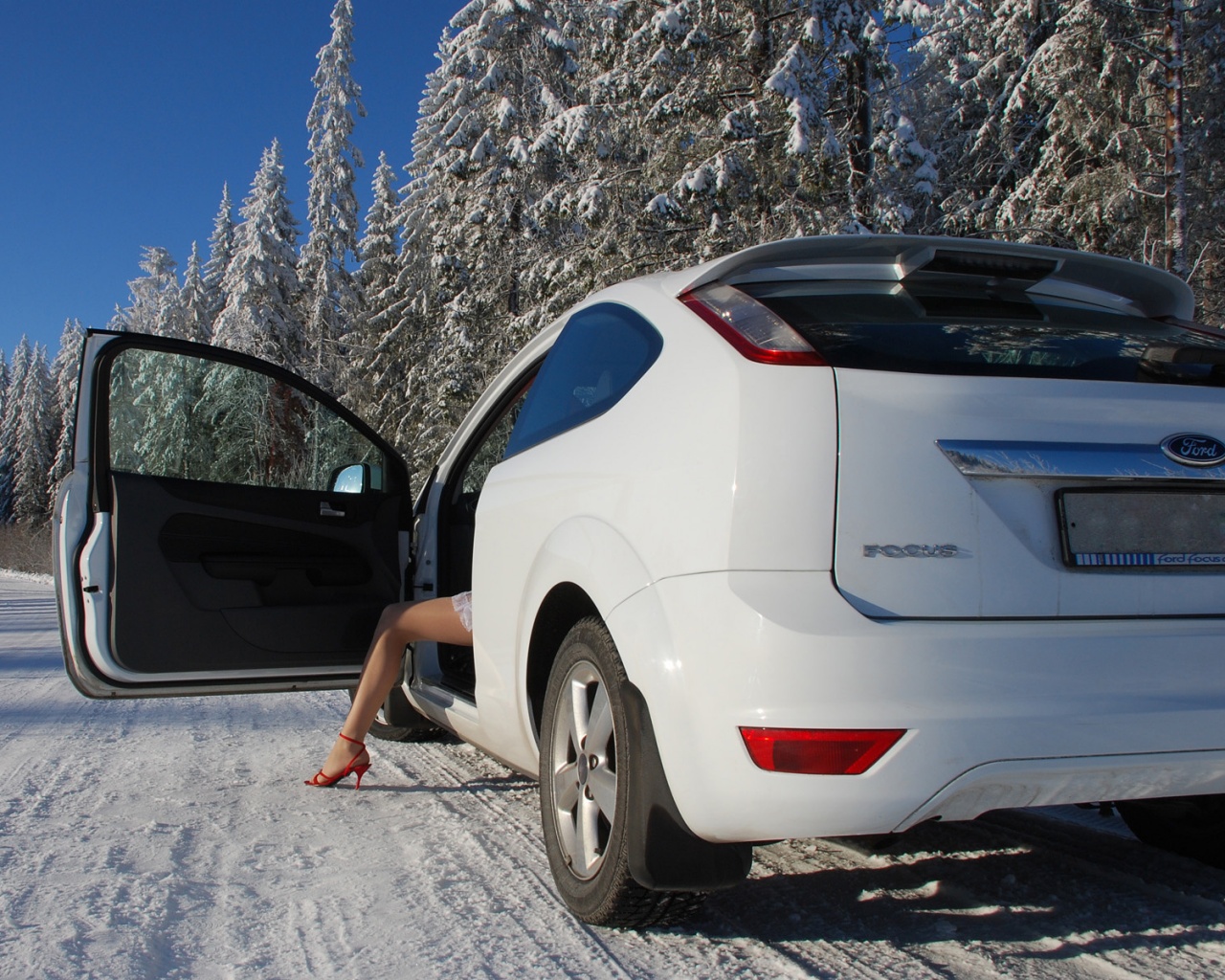 Девушка выходит из Ford Focus обои