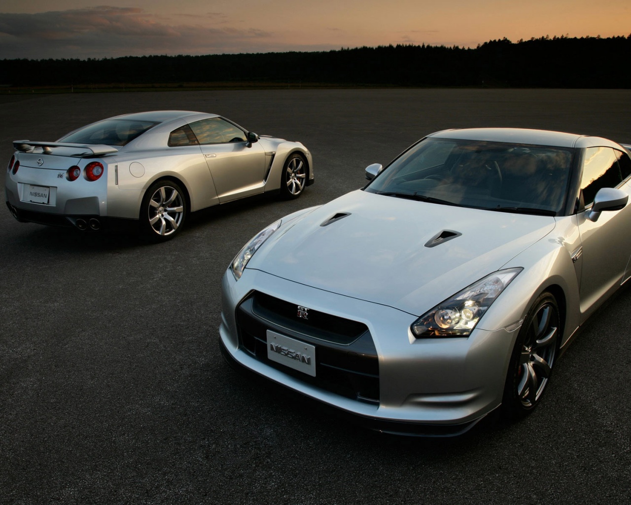 Nissan с двух ракурсов обои