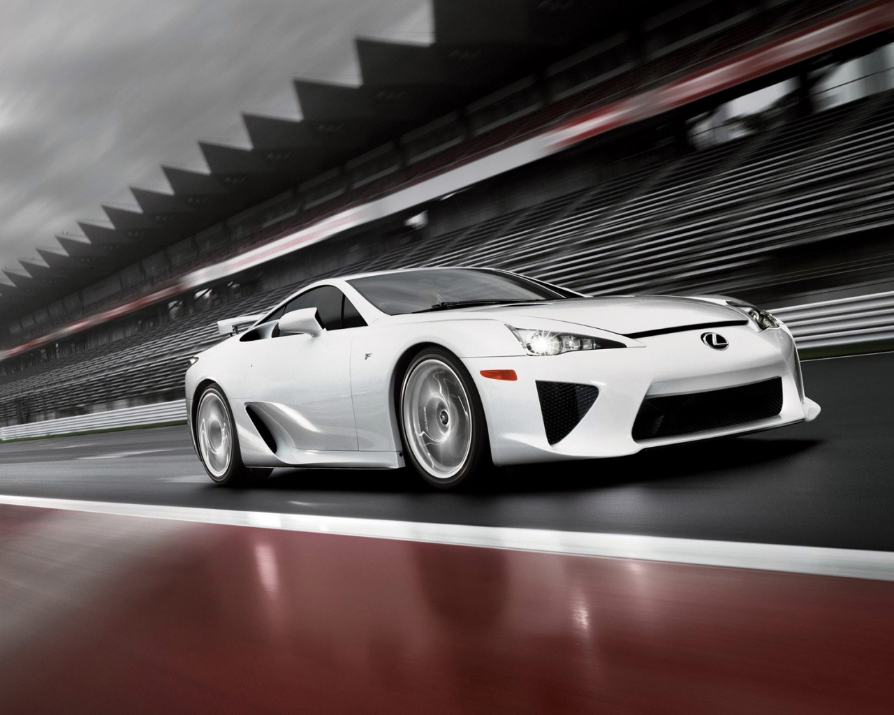 Lexus LFA на тарссу обои