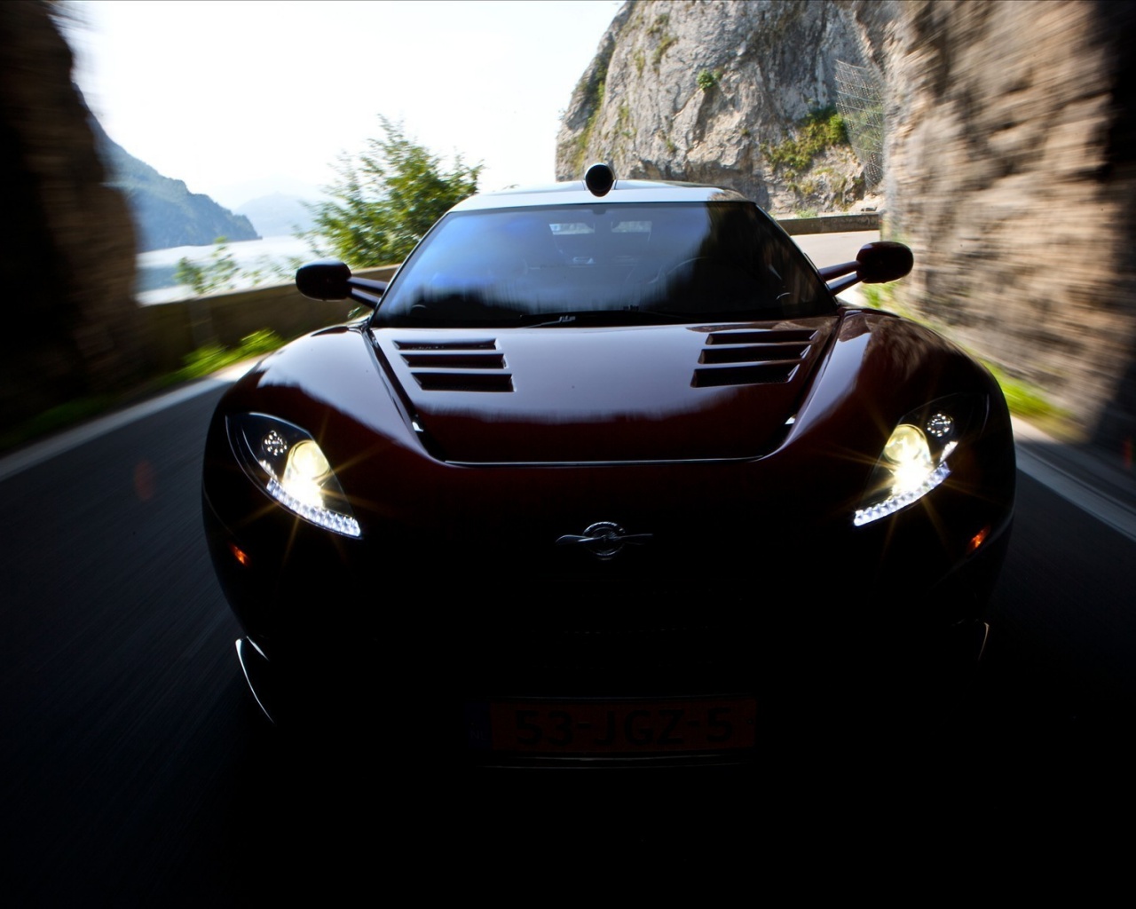 Машина въезжает в тоннель обои