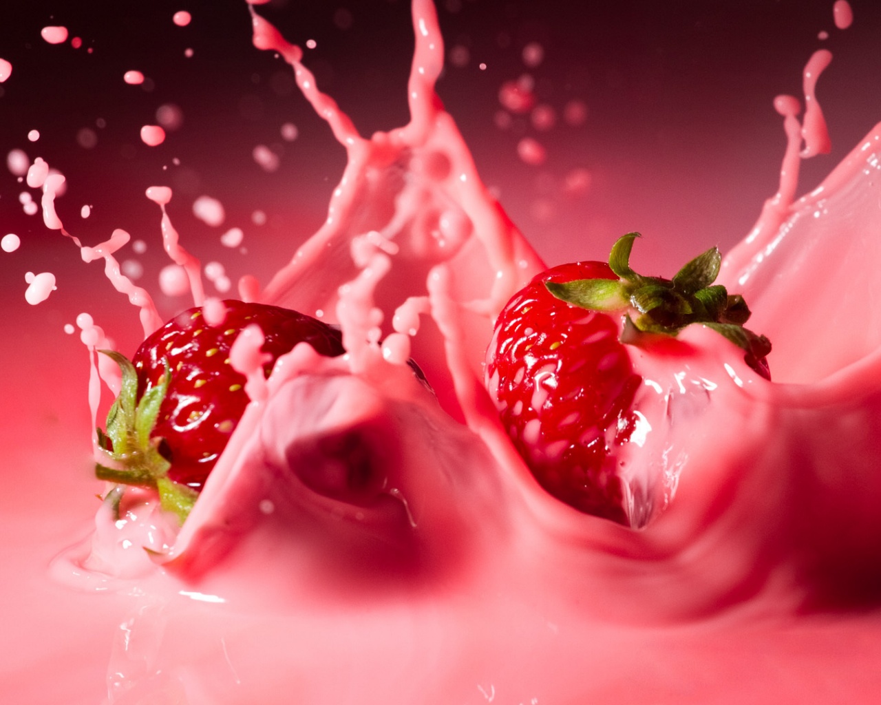 Сочная клубника с молоком обои