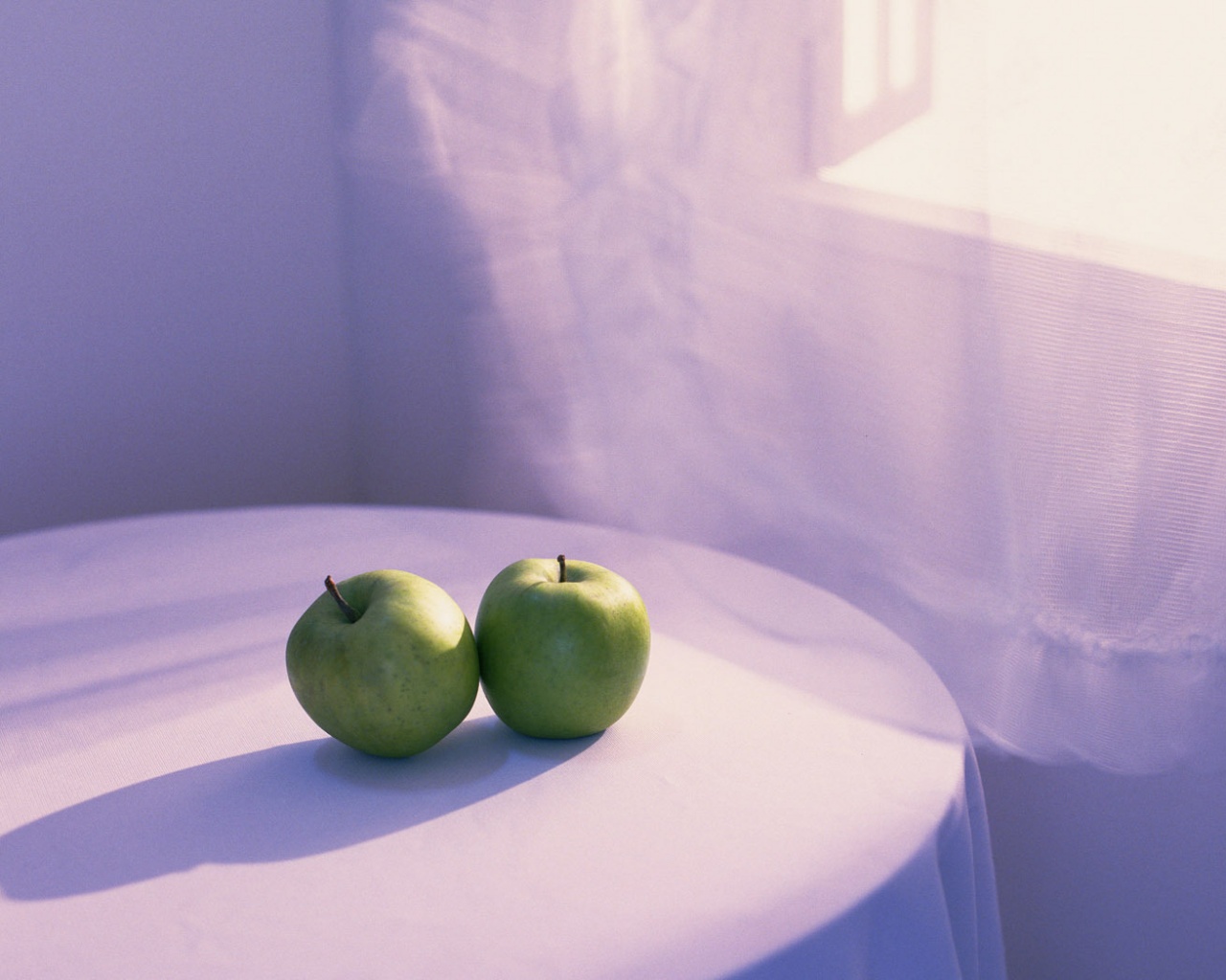 Яблоки на столе перед окном обои