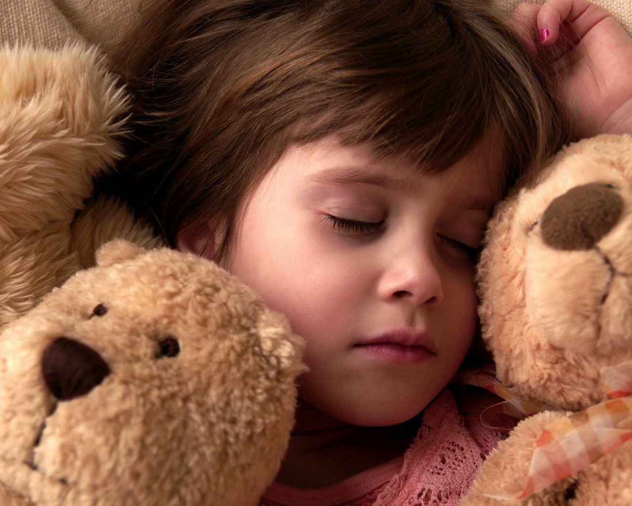Девочка спит с мишками в обнимку обои