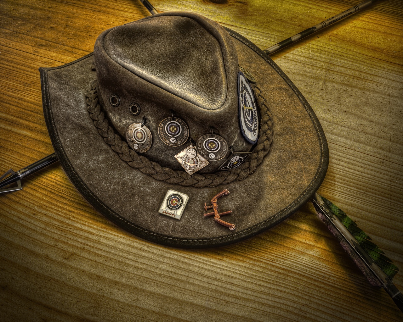 Шляпа и стрелы обои