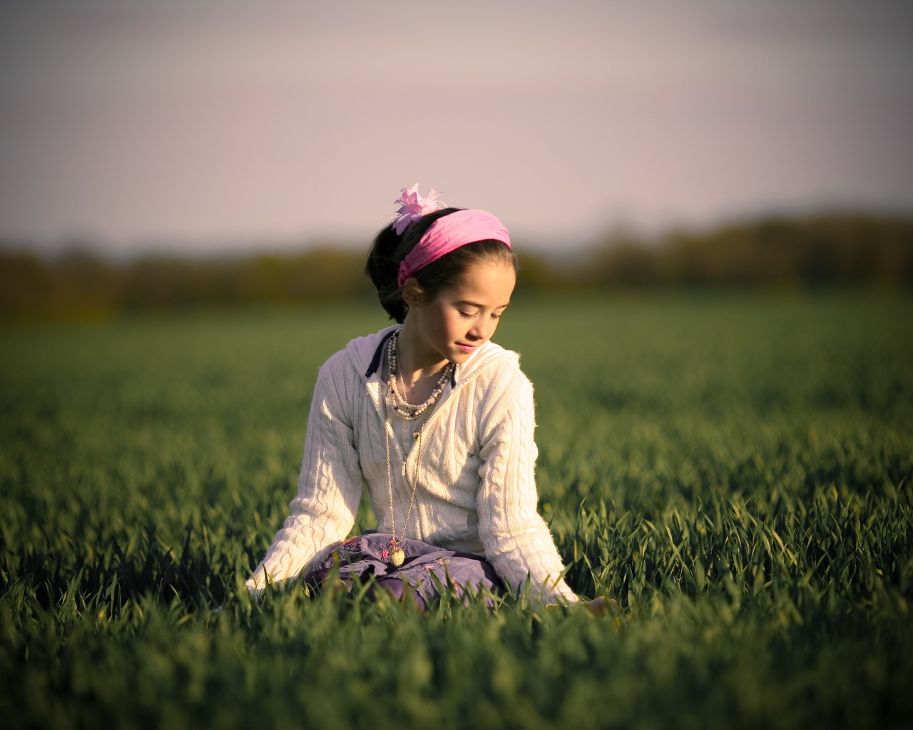 Девочка на траве обои