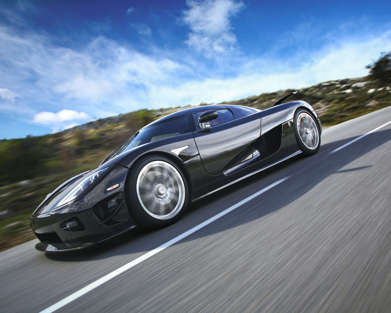 Автомобиль Koenigsegg мчится по трассе обои