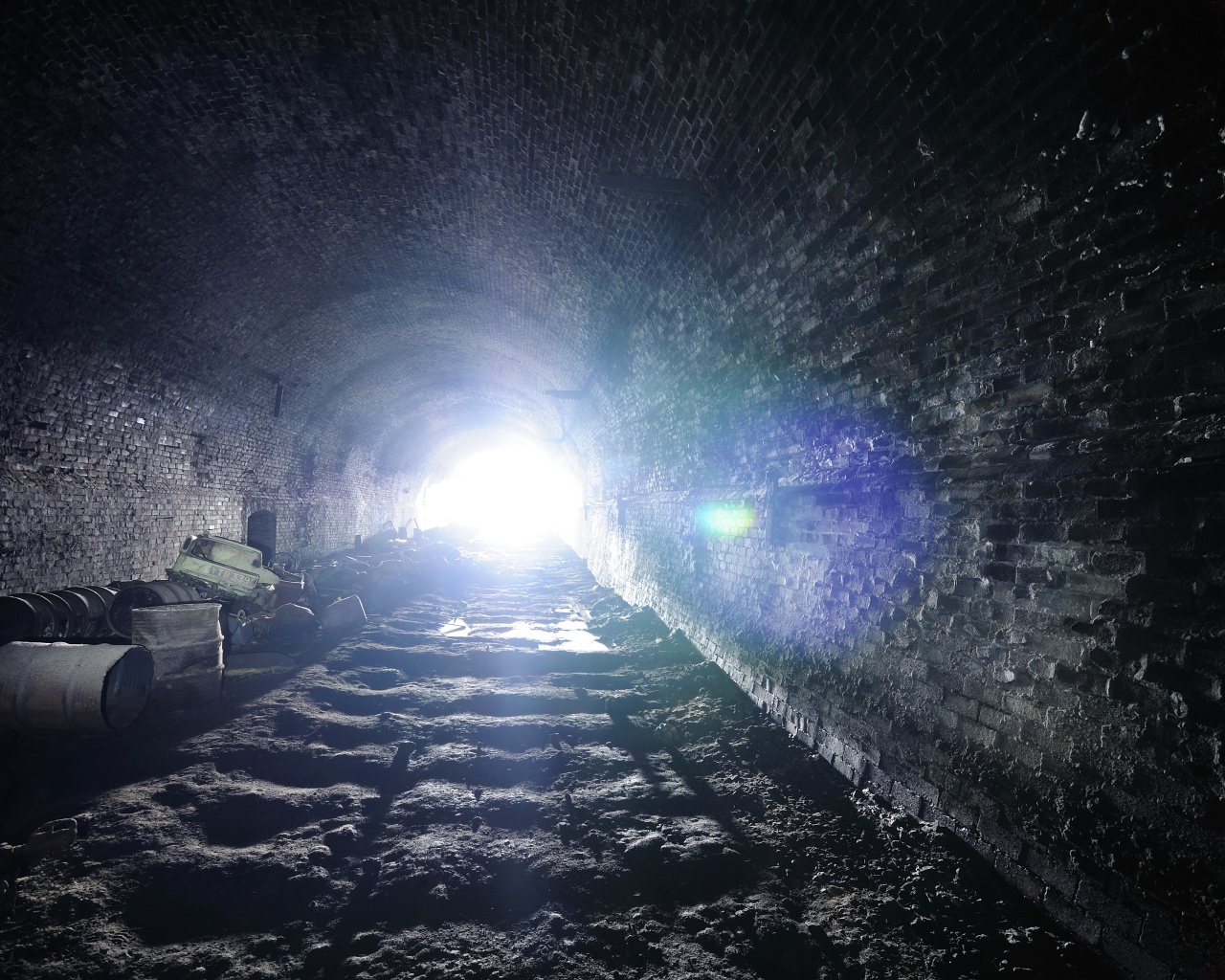 Захламленный тоннель обои