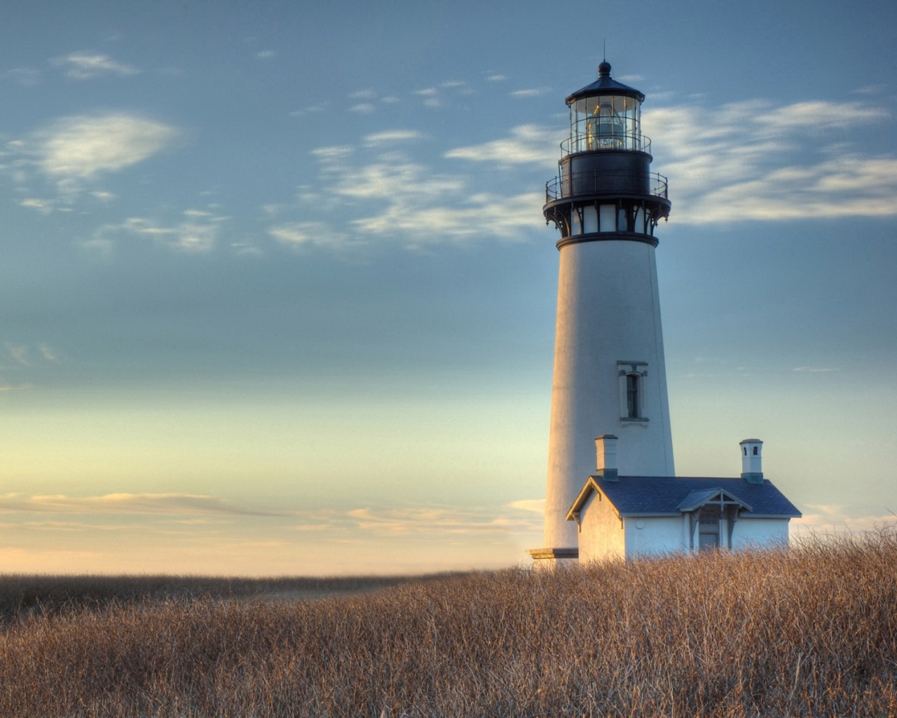 Маяк в поле обои