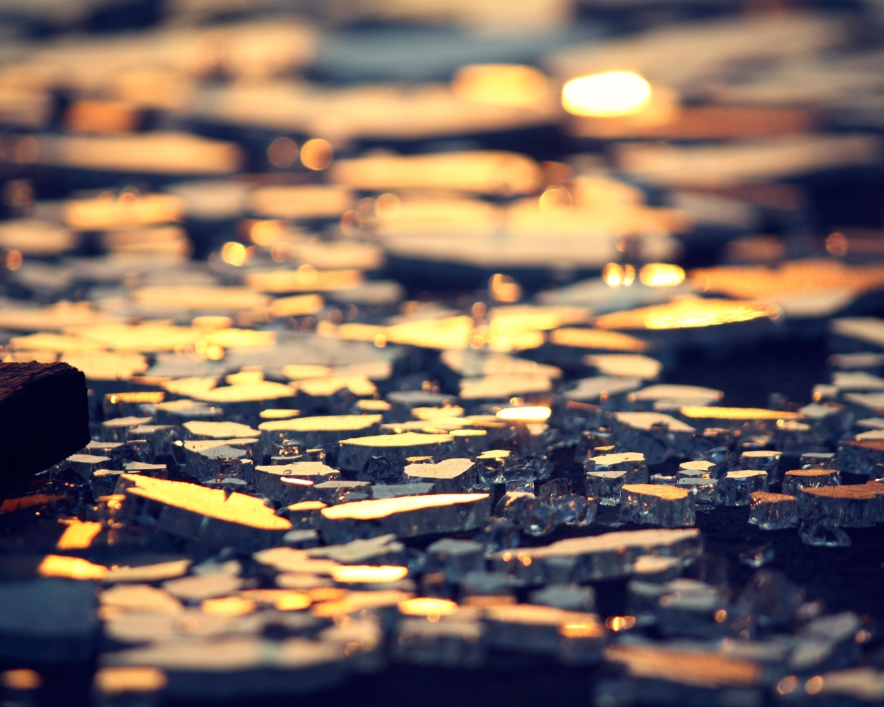 Битое стекло в лучах солнца обои