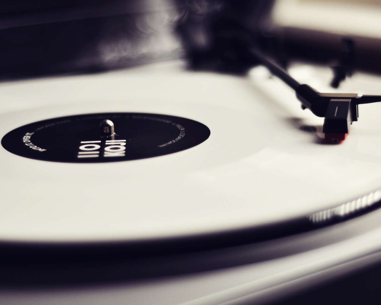 Пластинка на пульте диджея обои