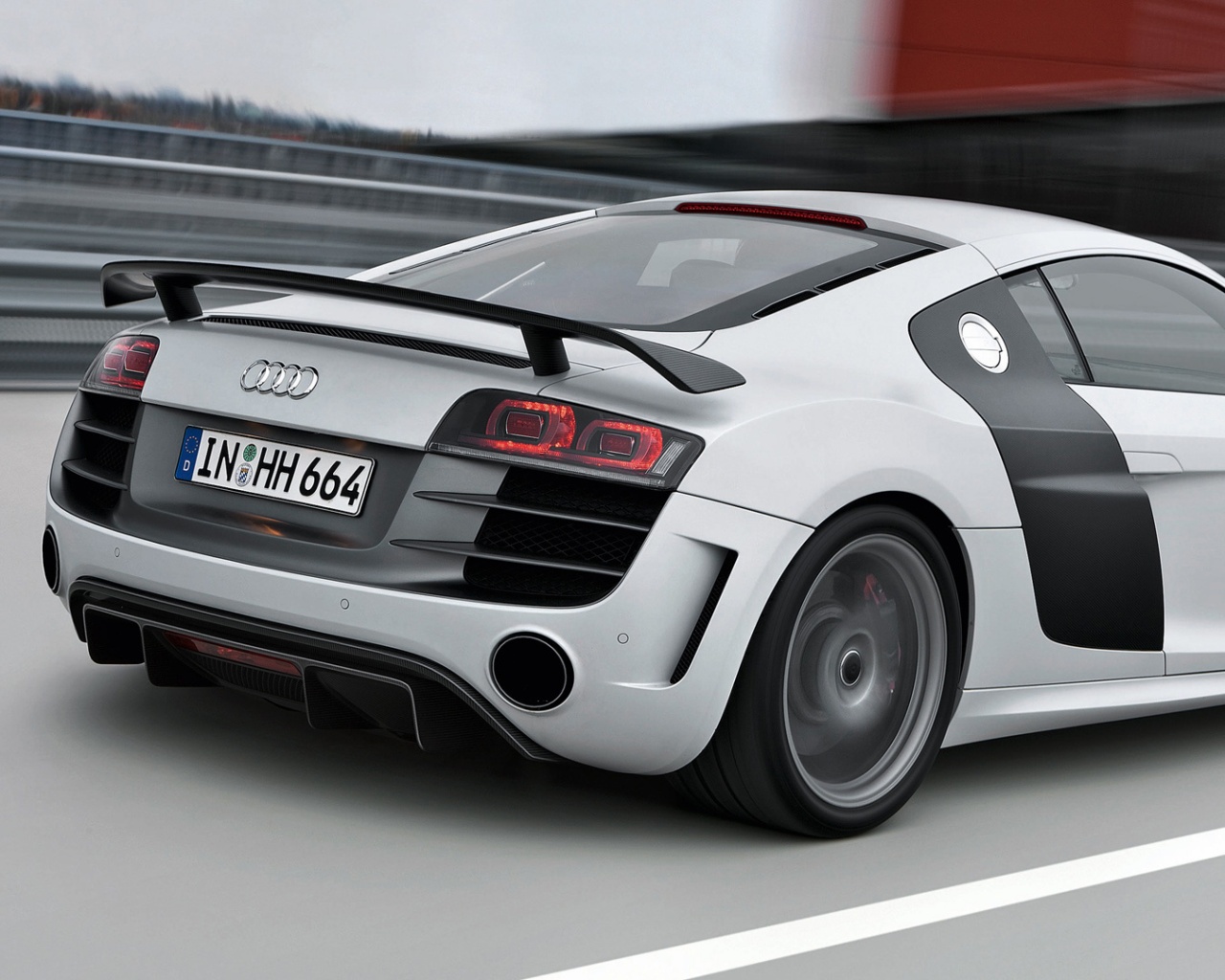 Audi R8 на скоростной трассе обои