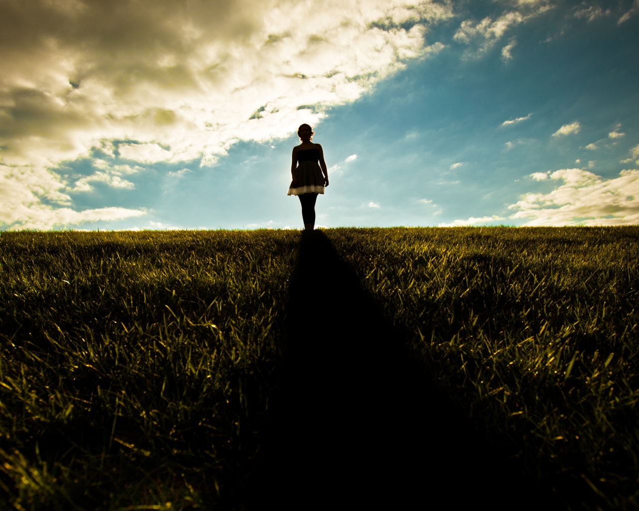 Силуэт девочки на поле обои
