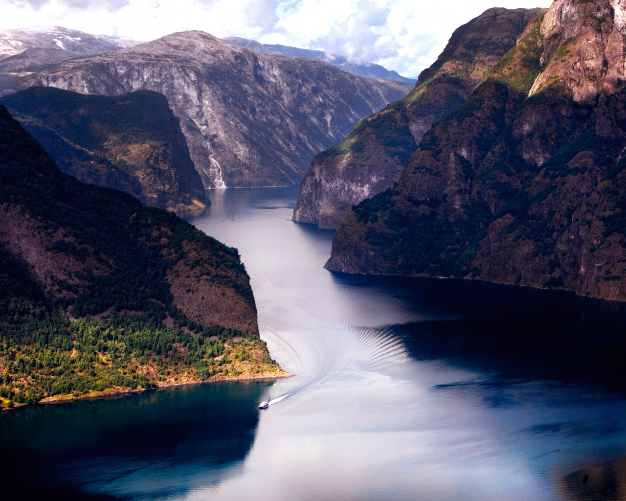 Лодка на реке среди высоких гор обои