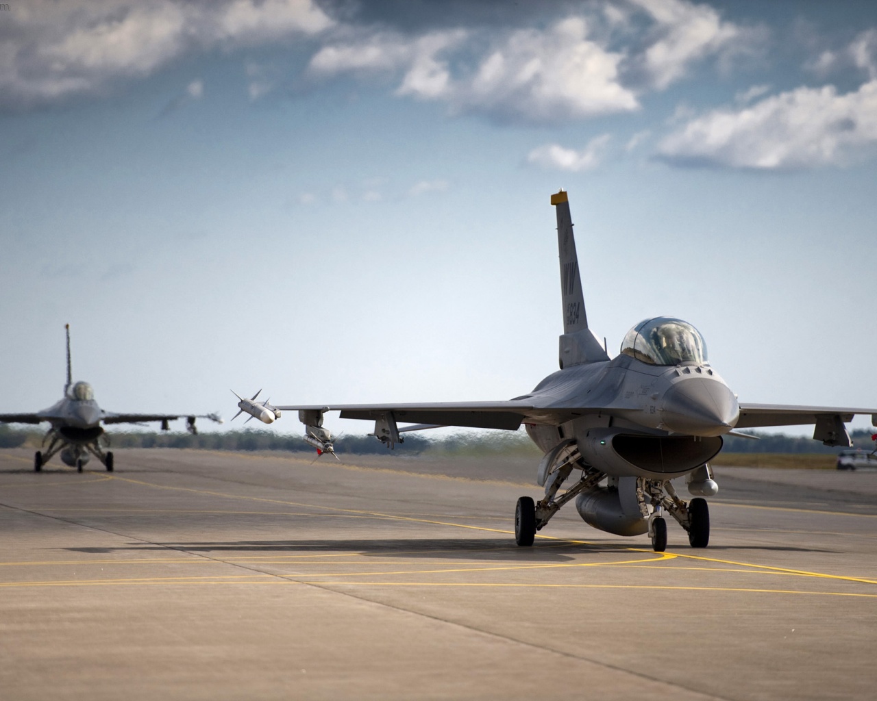 Истребители f16 Falcon на взлетной полосе обои