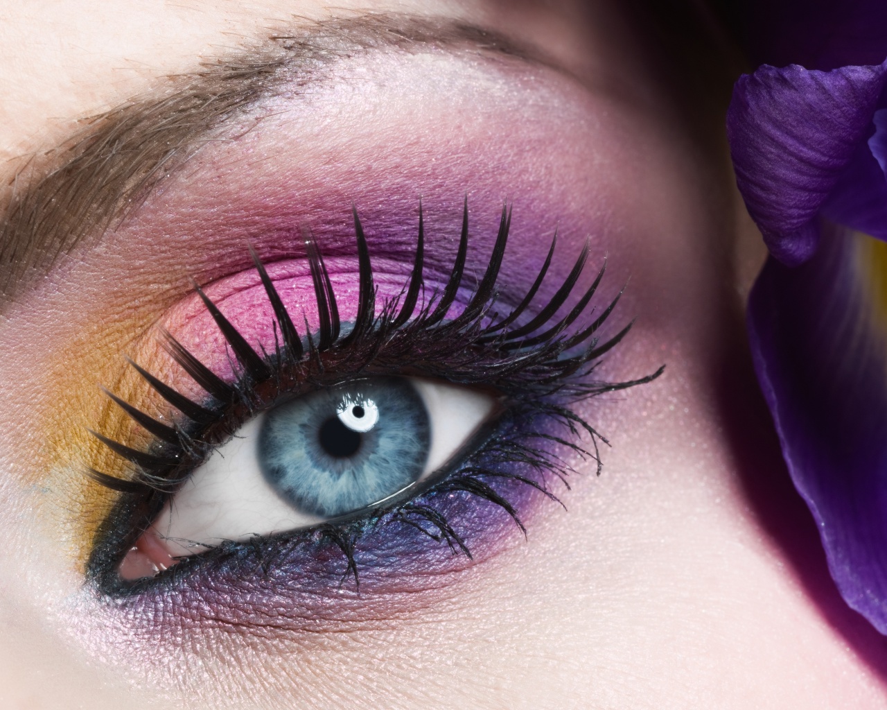 Макияж и цветок обои