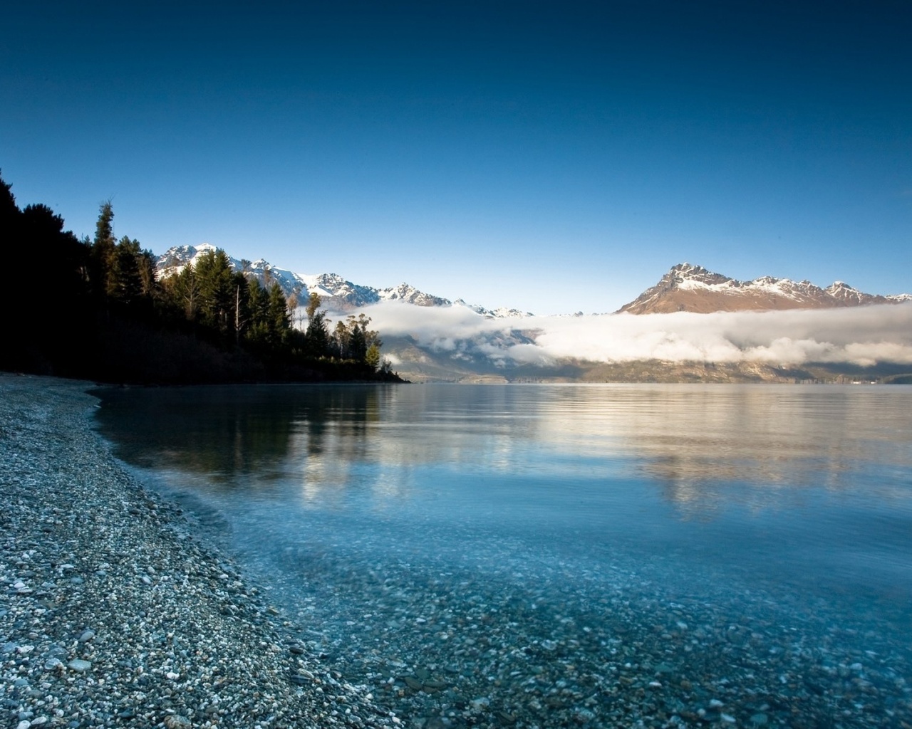 Озеро в предгорье обои