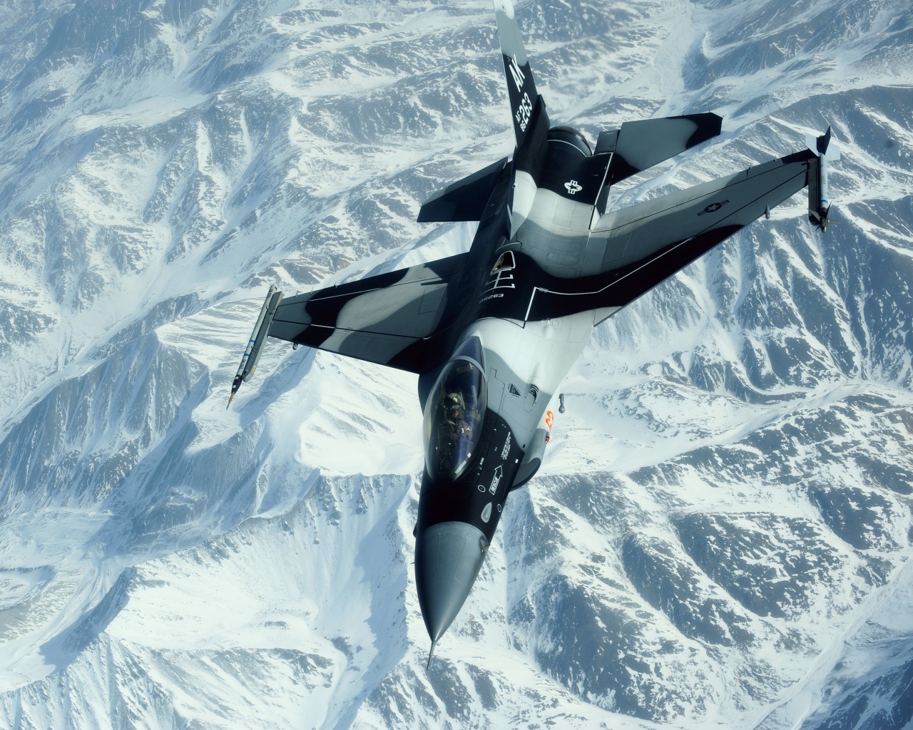 Истребитель над снежными пиками гор обои