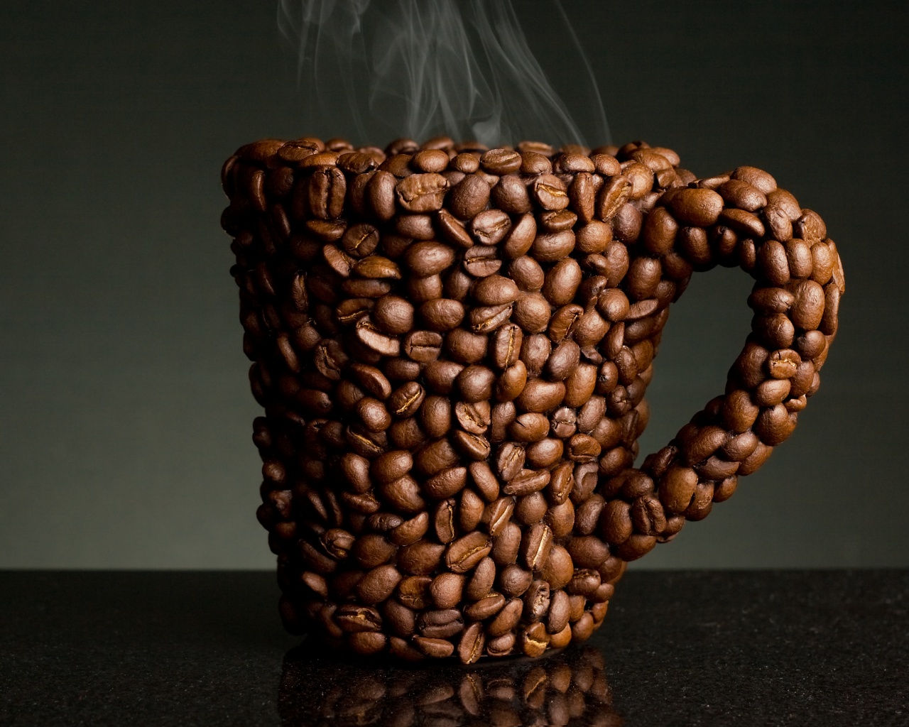Кружка из кофейных зерен обои