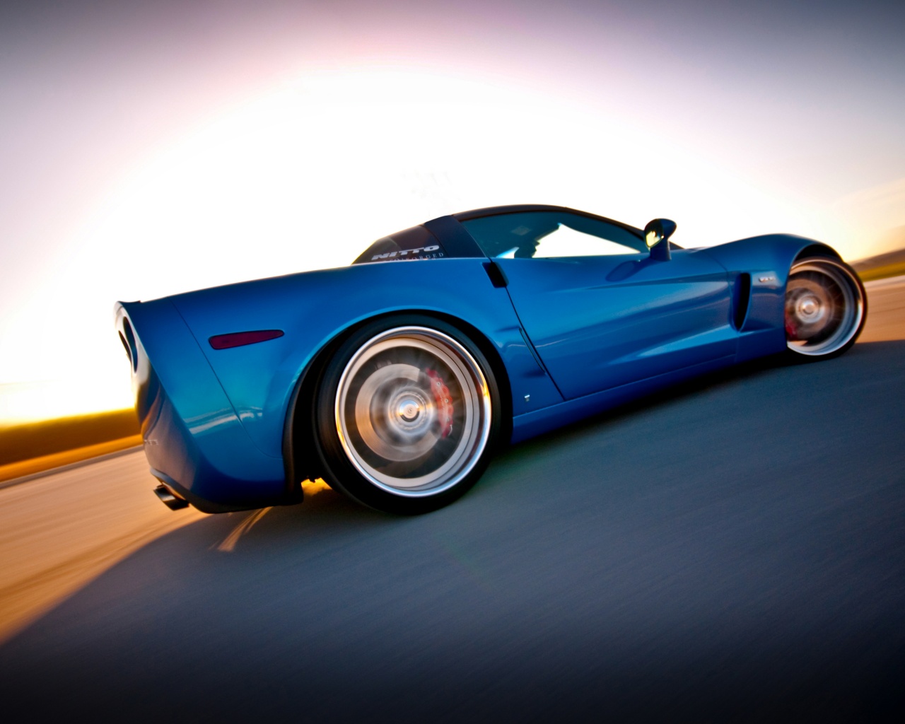 Гоночный спорткар синего цвета обои