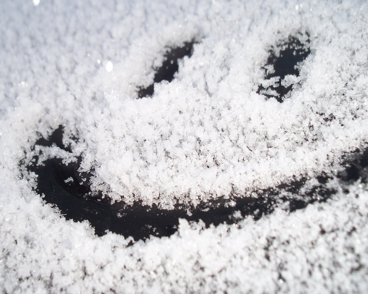 Смайлик на заснеженном стекле обои