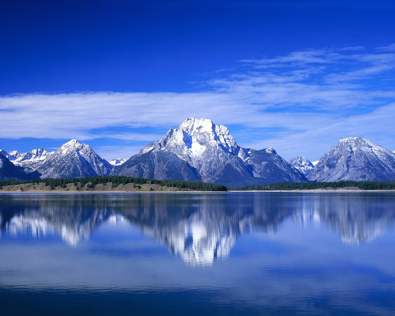 Вид на горы за озером обои